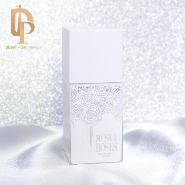 Parfum Musk & Roses de la marque Arabian Oud par Dubai Parfumerie sur tissu blanc et fond paillette